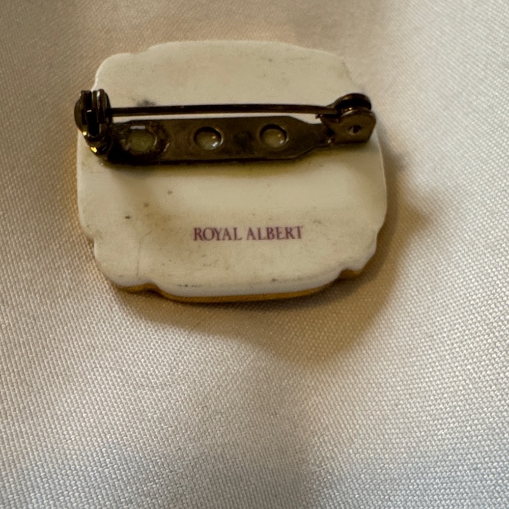 Royal Albert 100 Years Holyrood Maroon and Gold Vintage Brooch - Picture 2 of 7